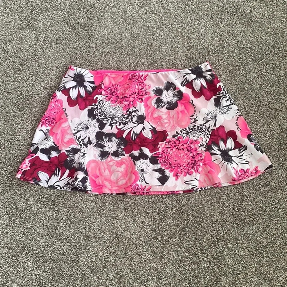 TAIL Golf Skort in Floral Pink/Red/Black